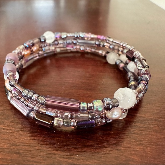 Handmade beaded memory bracelet. Cuff style in shades of purple and mauve - Picture 2 of 4